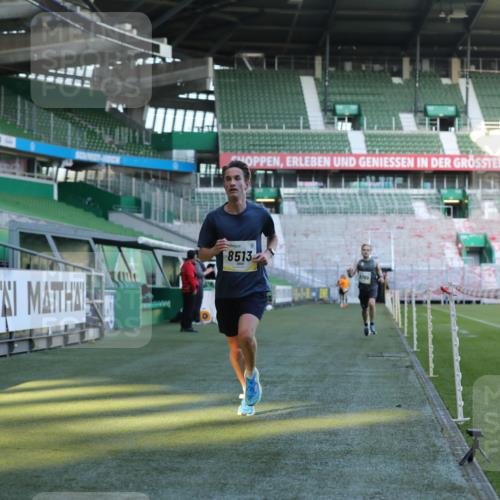 06.10.2024 - 19. swb-Marathon Bremen Yannick Fuchs http://msf.ph/oto/7376472 06.10.2024 10:18:06 Laufen im Stadion 8371, 8513, 8753, 8780, 8846, 9063 meine-sportfotos.de