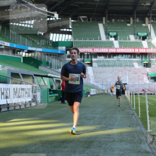 06.10.2024 - 19. swb-Marathon Bremen Yannick Fuchs http://msf.ph/oto/7376486 06.10.2024 10:18:06 Laufen im Stadion 8371, 8513, 8753, 8780, 8846, 9063 meine-sportfotos.de