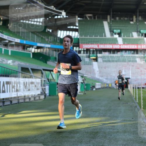 06.10.2024 - 19. swb-Marathon Bremen Yannick Fuchs http://msf.ph/oto/7376501 06.10.2024 10:18:07 Laufen im Stadion 8371, 8513, 8753, 8780, 8846, 9063 meine-sportfotos.de