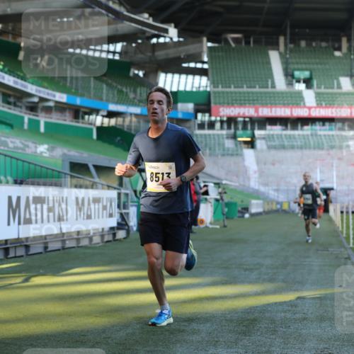 06.10.2024 - 19. swb-Marathon Bremen Yannick Fuchs http://msf.ph/oto/7376508 06.10.2024 10:18:07 Laufen im Stadion 8371, 8513, 8753, 8780, 8846, 9063 meine-sportfotos.de