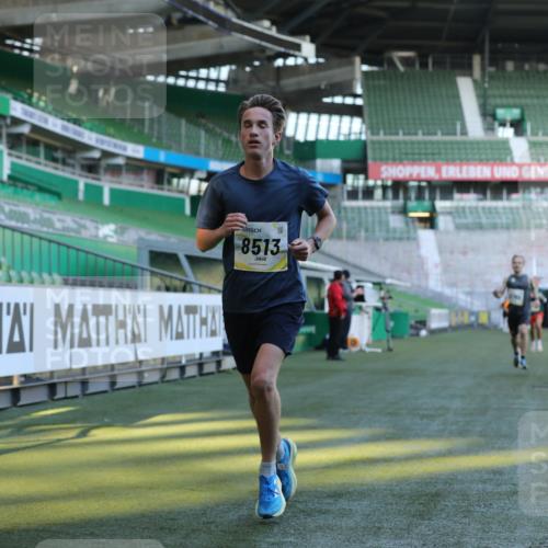 06.10.2024 - 19. swb-Marathon Bremen Yannick Fuchs http://msf.ph/oto/7376515 06.10.2024 10:18:07 Laufen im Stadion 8371, 8513, 8753, 8780, 8846, 9063 meine-sportfotos.de