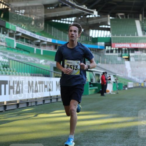 06.10.2024 - 19. swb-Marathon Bremen Yannick Fuchs http://msf.ph/oto/7376520 06.10.2024 10:18:07 Laufen im Stadion 8371, 8513, 8753, 8780, 8846, 9063 meine-sportfotos.de