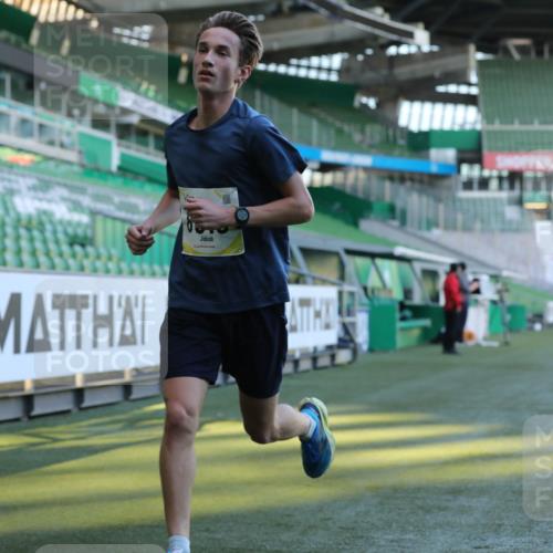 06.10.2024 - 19. swb-Marathon Bremen Yannick Fuchs http://msf.ph/oto/7376527 06.10.2024 10:18:07 Laufen im Stadion 8371, 8513, 8753, 8780, 8846, 9063 meine-sportfotos.de