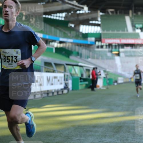 06.10.2024 - 19. swb-Marathon Bremen Yannick Fuchs http://msf.ph/oto/7376536 06.10.2024 10:18:07 Laufen im Stadion 8371, 8513, 8753, 8780, 8846, 9063 meine-sportfotos.de