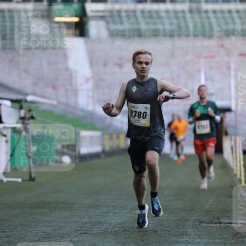 06.10.2024 - 19. swb-Marathon Bremen Yannick Fuchs http://msf.ph/oto/7376541 06.10.2024 10:18:08 Laufen im Stadion 8371, 8513, 8753, 8780, 8846, 9063 meine-sportfotos.de