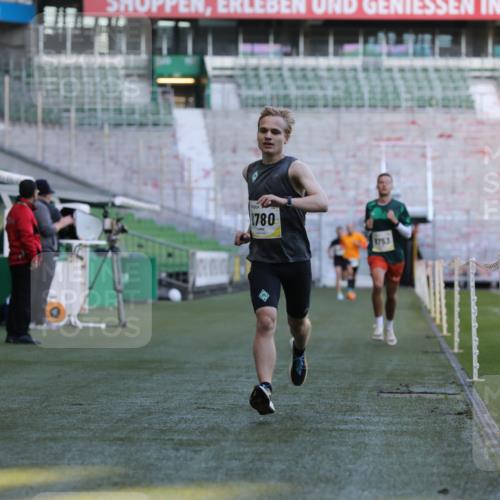 06.10.2024 - 19. swb-Marathon Bremen Yannick Fuchs http://msf.ph/oto/7376556 06.10.2024 10:18:09 Laufen im Stadion 8371, 8513, 8753, 8780, 8846, 9063 meine-sportfotos.de