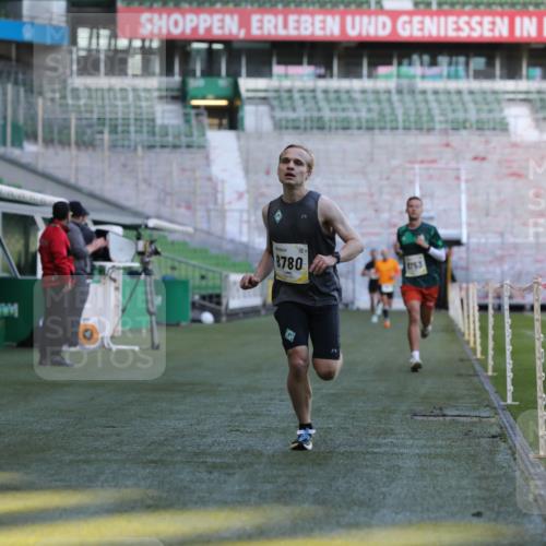 06.10.2024 - 19. swb-Marathon Bremen Yannick Fuchs http://msf.ph/oto/7376561 06.10.2024 10:18:09 Laufen im Stadion 8371, 8513, 8753, 8780, 8846, 9063 meine-sportfotos.de
