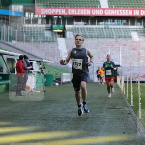06.10.2024 - 19. swb-Marathon Bremen Yannick Fuchs http://msf.ph/oto/7376565 06.10.2024 10:18:09 Laufen im Stadion 8371, 8513, 8753, 8780, 8846, 9063 meine-sportfotos.de