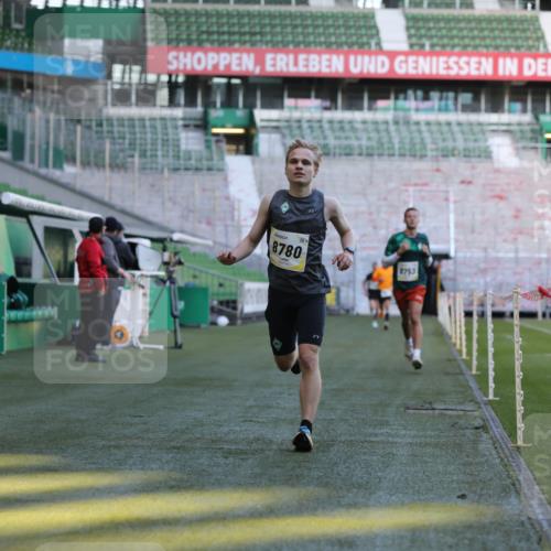 06.10.2024 - 19. swb-Marathon Bremen Yannick Fuchs http://msf.ph/oto/7376578 06.10.2024 10:18:09 Laufen im Stadion 8371, 8513, 8753, 8780, 8846, 9063 meine-sportfotos.de