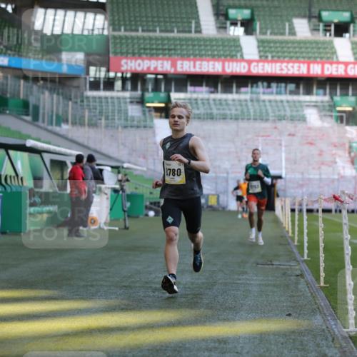 06.10.2024 - 19. swb-Marathon Bremen Yannick Fuchs http://msf.ph/oto/7376588 06.10.2024 10:18:09 Laufen im Stadion 8371, 8513, 8753, 8780, 8846, 9063 meine-sportfotos.de