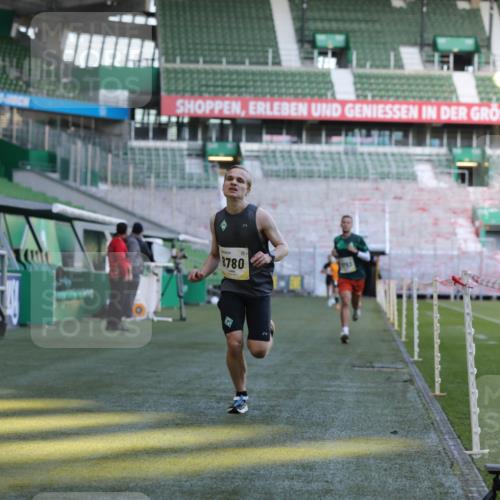 06.10.2024 - 19. swb-Marathon Bremen Yannick Fuchs http://msf.ph/oto/7376591 06.10.2024 10:18:10 Laufen im Stadion 8371, 8513, 8753, 8780, 8846, 9063 meine-sportfotos.de