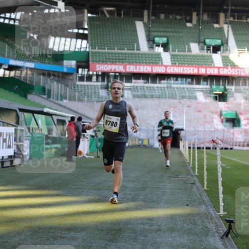 06.10.2024 - 19. swb-Marathon Bremen Yannick Fuchs http://msf.ph/oto/7376604 06.10.2024 10:18:10 Laufen im Stadion 8371, 8513, 8753, 8780, 8846, 9063 meine-sportfotos.de