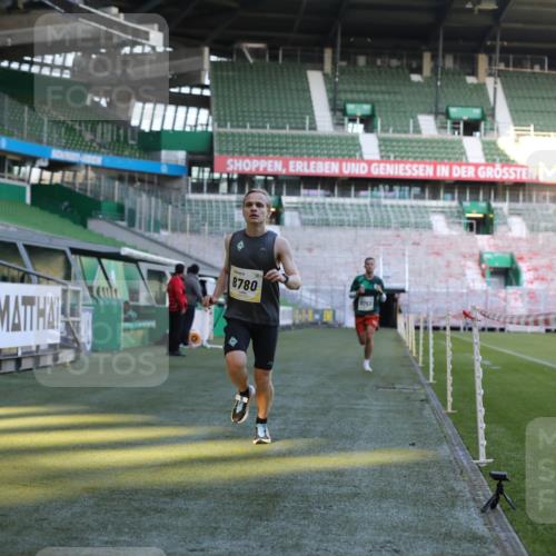 06.10.2024 - 19. swb-Marathon Bremen Yannick Fuchs http://msf.ph/oto/7376607 06.10.2024 10:18:10 Laufen im Stadion 8371, 8513, 8753, 8780, 8846, 9063 meine-sportfotos.de