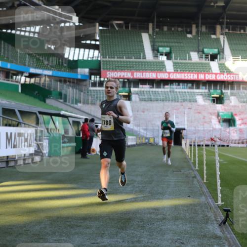 06.10.2024 - 19. swb-Marathon Bremen Yannick Fuchs http://msf.ph/oto/7376610 06.10.2024 10:18:10 Laufen im Stadion 8371, 8513, 8753, 8780, 8846, 9063 meine-sportfotos.de
