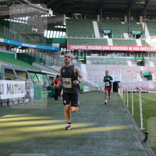 06.10.2024 - 19. swb-Marathon Bremen Yannick Fuchs http://msf.ph/oto/7376621 06.10.2024 10:18:10 Laufen im Stadion 8371, 8513, 8753, 8780, 8846, 9063 meine-sportfotos.de