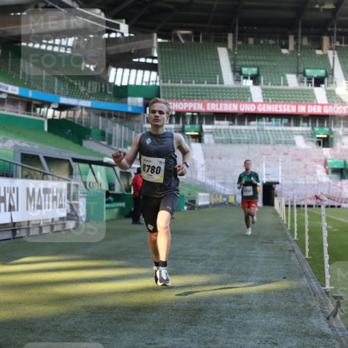 06.10.2024 - 19. swb-Marathon Bremen Yannick Fuchs http://msf.ph/oto/7376628 06.10.2024 10:18:10 Laufen im Stadion 8371, 8513, 8753, 8780, 8846, 9063 meine-sportfotos.de