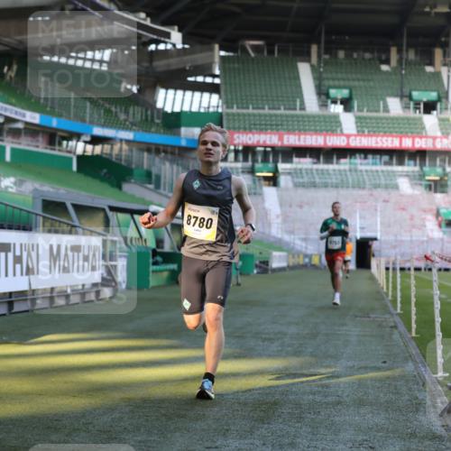 06.10.2024 - 19. swb-Marathon Bremen Yannick Fuchs http://msf.ph/oto/7376633 06.10.2024 10:18:11 Laufen im Stadion 8371, 8513, 8753, 8780, 8846, 9063 meine-sportfotos.de
