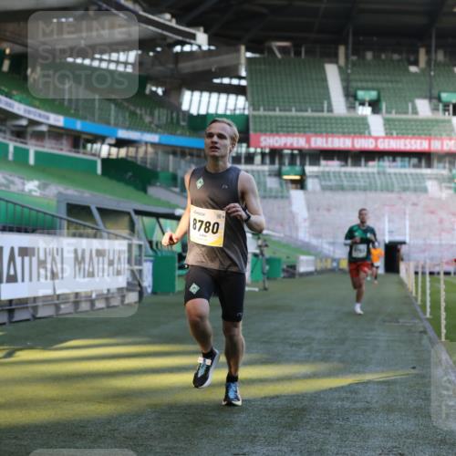 06.10.2024 - 19. swb-Marathon Bremen Yannick Fuchs http://msf.ph/oto/7376637 06.10.2024 10:18:11 Laufen im Stadion 8371, 8513, 8753, 8780, 8846, 9063 meine-sportfotos.de