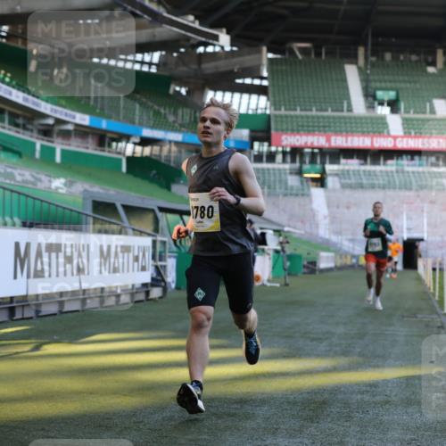 06.10.2024 - 19. swb-Marathon Bremen Yannick Fuchs http://msf.ph/oto/7376650 06.10.2024 10:18:11 Laufen im Stadion 8371, 8513, 8753, 8780, 8846, 9063 meine-sportfotos.de