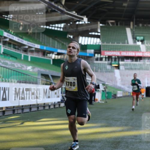 06.10.2024 - 19. swb-Marathon Bremen Yannick Fuchs http://msf.ph/oto/7376654 06.10.2024 10:18:11 Laufen im Stadion 8371, 8513, 8753, 8780, 8846, 9063 meine-sportfotos.de