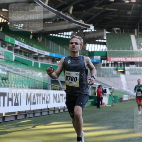 06.10.2024 - 19. swb-Marathon Bremen Yannick Fuchs http://msf.ph/oto/7376657 06.10.2024 10:18:11 Laufen im Stadion 8371, 8513, 8753, 8780, 8846, 9063 meine-sportfotos.de