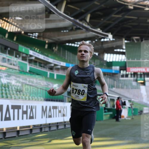 06.10.2024 - 19. swb-Marathon Bremen Yannick Fuchs http://msf.ph/oto/7376662 06.10.2024 10:18:11 Laufen im Stadion 8371, 8513, 8753, 8780, 8846, 9063 meine-sportfotos.de