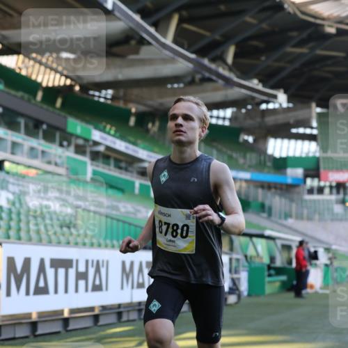06.10.2024 - 19. swb-Marathon Bremen Yannick Fuchs http://msf.ph/oto/7376668 06.10.2024 10:18:11 Laufen im Stadion 8371, 8513, 8753, 8780, 8846, 9063 meine-sportfotos.de