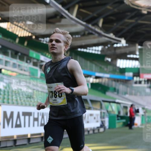 06.10.2024 - 19. swb-Marathon Bremen Yannick Fuchs http://msf.ph/oto/7376673 06.10.2024 10:18:12 Laufen im Stadion 8371, 8513, 8753, 8780, 8846, 9063 meine-sportfotos.de