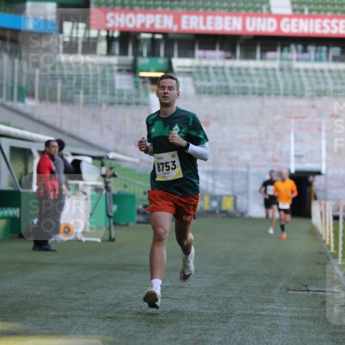 06.10.2024 - 19. swb-Marathon Bremen Yannick Fuchs http://msf.ph/oto/7376676 06.10.2024 10:18:12 Laufen im Stadion 8371, 8513, 8753, 8780, 8846, 9063 meine-sportfotos.de