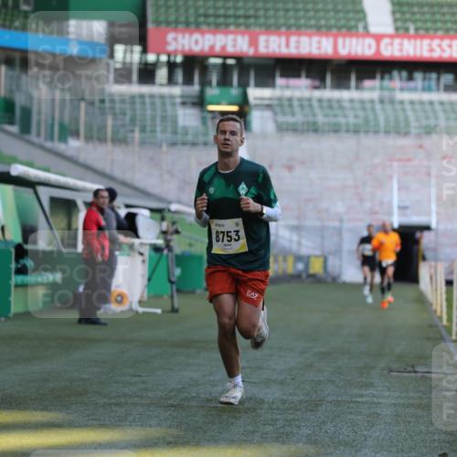 06.10.2024 - 19. swb-Marathon Bremen Yannick Fuchs http://msf.ph/oto/7376679 06.10.2024 10:18:13 Laufen im Stadion 8371, 8513, 8753, 8780, 8846, 9063 meine-sportfotos.de