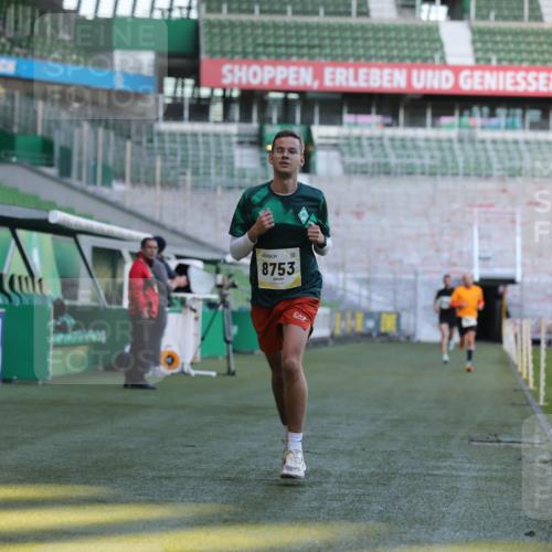 06.10.2024 - 19. swb-Marathon Bremen Yannick Fuchs http://msf.ph/oto/7376687 06.10.2024 10:18:13 Laufen im Stadion 8371, 8513, 8753, 8780, 8846, 9063 meine-sportfotos.de