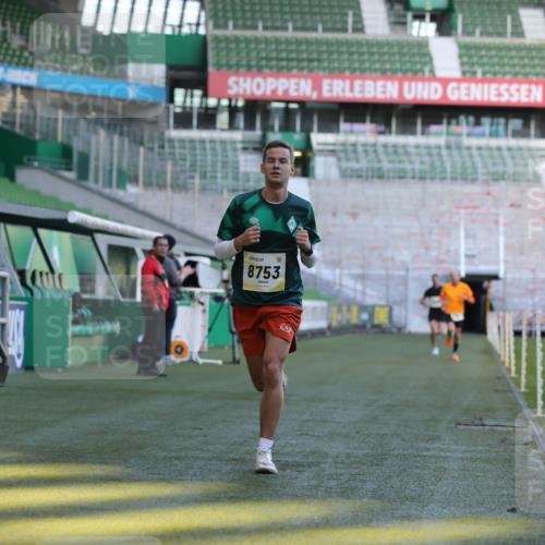 06.10.2024 - 19. swb-Marathon Bremen Yannick Fuchs http://msf.ph/oto/7376703 06.10.2024 10:18:13 Laufen im Stadion 8371, 8513, 8753, 8780, 8846, 9063 meine-sportfotos.de
