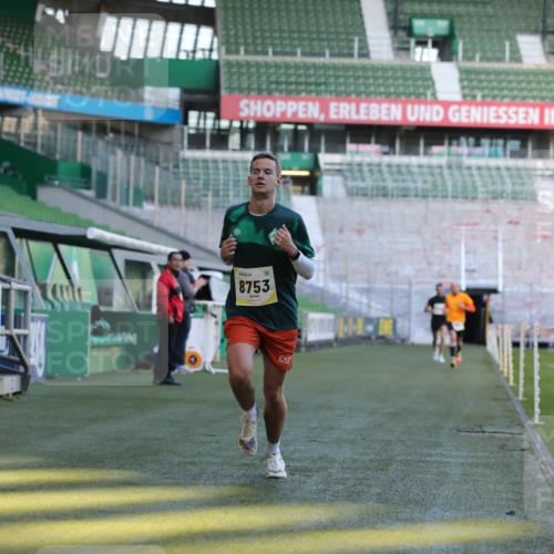 06.10.2024 - 19. swb-Marathon Bremen Yannick Fuchs http://msf.ph/oto/7376717 06.10.2024 10:18:13 Laufen im Stadion 8371, 8513, 8753, 8780, 8846, 9063 meine-sportfotos.de