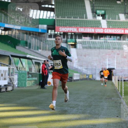 06.10.2024 - 19. swb-Marathon Bremen Yannick Fuchs http://msf.ph/oto/7376730 06.10.2024 10:18:13 Laufen im Stadion 8371, 8513, 8753, 8780, 8846, 9063 meine-sportfotos.de