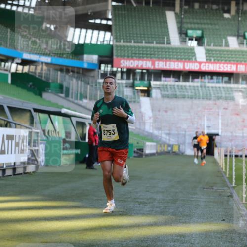 06.10.2024 - 19. swb-Marathon Bremen Yannick Fuchs http://msf.ph/oto/7376742 06.10.2024 10:18:13 Laufen im Stadion 8371, 8513, 8753, 8780, 8846, 9063 meine-sportfotos.de
