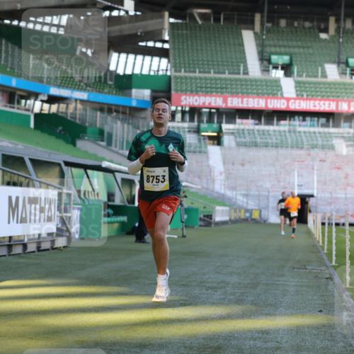 06.10.2024 - 19. swb-Marathon Bremen Yannick Fuchs http://msf.ph/oto/7376750 06.10.2024 10:18:13 Laufen im Stadion 8371, 8513, 8753, 8780, 8846, 9063 meine-sportfotos.de