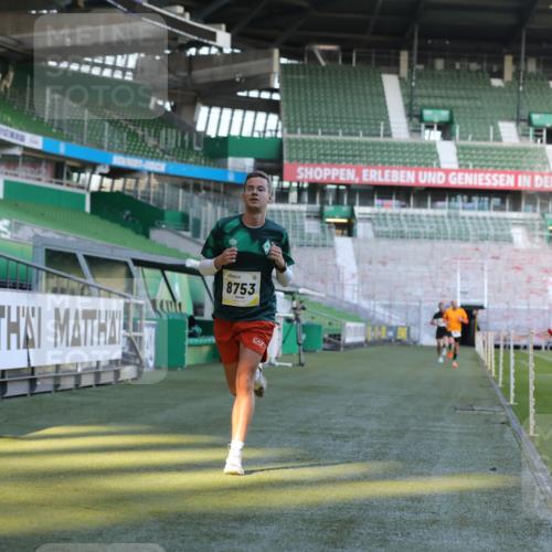 06.10.2024 - 19. swb-Marathon Bremen Yannick Fuchs http://msf.ph/oto/7376759 06.10.2024 10:18:14 Laufen im Stadion 8371, 8513, 8647, 8753, 8780, 8846, 9063 meine-sportfotos.de