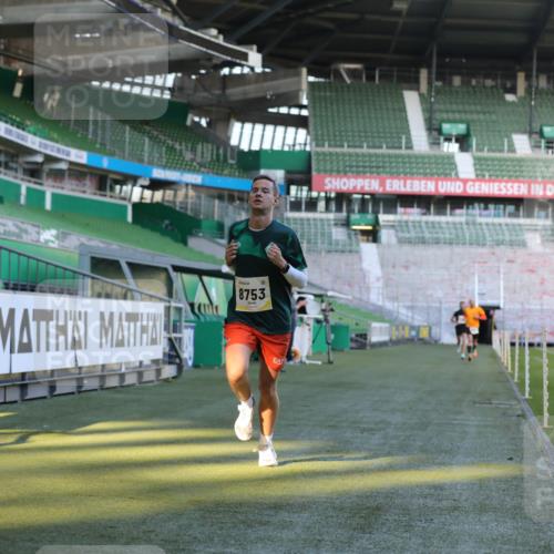 06.10.2024 - 19. swb-Marathon Bremen Yannick Fuchs http://msf.ph/oto/7376773 06.10.2024 10:18:14 Laufen im Stadion 8371, 8513, 8647, 8753, 8780, 8846, 9063 meine-sportfotos.de