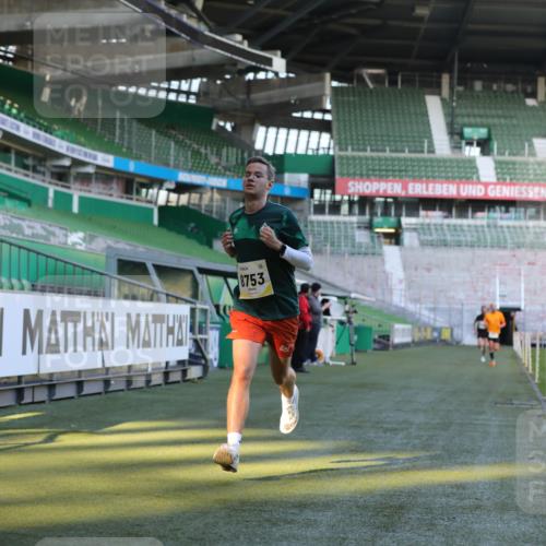 06.10.2024 - 19. swb-Marathon Bremen Yannick Fuchs http://msf.ph/oto/7376780 06.10.2024 10:18:14 Laufen im Stadion 8371, 8513, 8647, 8753, 8780, 8846, 9063 meine-sportfotos.de