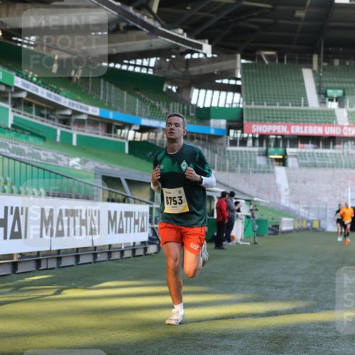 06.10.2024 - 19. swb-Marathon Bremen Yannick Fuchs http://msf.ph/oto/7376795 06.10.2024 10:18:14 Laufen im Stadion 8371, 8513, 8647, 8753, 8780, 8846, 9063 meine-sportfotos.de