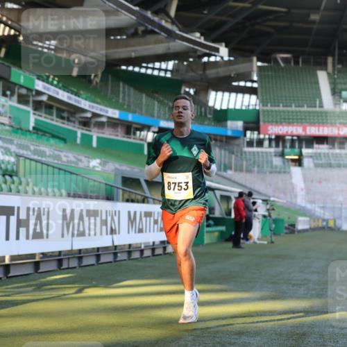 06.10.2024 - 19. swb-Marathon Bremen Yannick Fuchs http://msf.ph/oto/7376809 06.10.2024 10:18:14 Laufen im Stadion 8371, 8513, 8647, 8753, 8780, 8846, 9063 meine-sportfotos.de