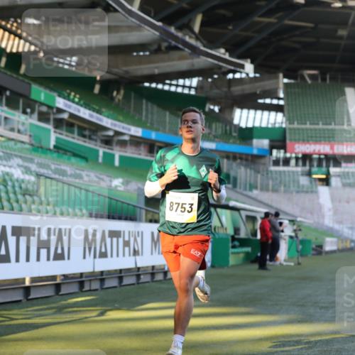 06.10.2024 - 19. swb-Marathon Bremen Yannick Fuchs http://msf.ph/oto/7376821 06.10.2024 10:18:14 Laufen im Stadion 8371, 8513, 8647, 8753, 8780, 8846, 9063 meine-sportfotos.de