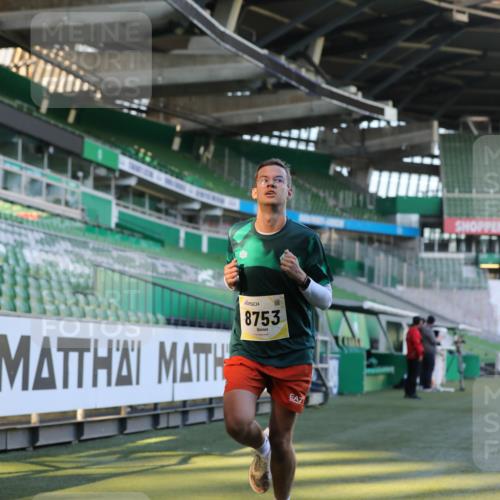 06.10.2024 - 19. swb-Marathon Bremen Yannick Fuchs http://msf.ph/oto/7376830 06.10.2024 10:18:14 Laufen im Stadion 8371, 8513, 8647, 8753, 8780, 8846, 9063 meine-sportfotos.de