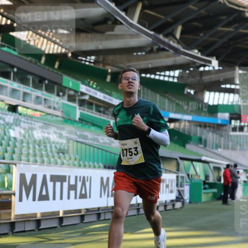 06.10.2024 - 19. swb-Marathon Bremen Yannick Fuchs http://msf.ph/oto/7376840 06.10.2024 10:18:15 Laufen im Stadion 8371, 8513, 8647, 8753, 8780, 8846, 9063 meine-sportfotos.de