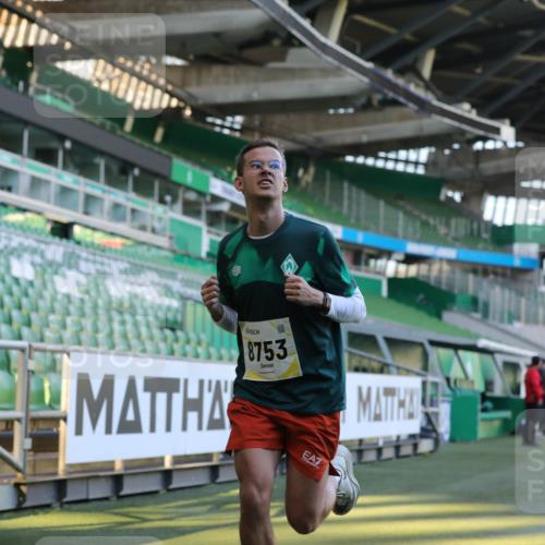 06.10.2024 - 19. swb-Marathon Bremen Yannick Fuchs http://msf.ph/oto/7376847 06.10.2024 10:18:15 Laufen im Stadion 8371, 8513, 8647, 8753, 8780, 8846, 9063 meine-sportfotos.de