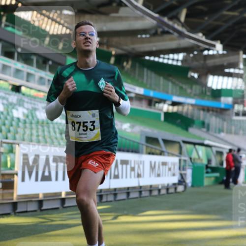 06.10.2024 - 19. swb-Marathon Bremen Yannick Fuchs http://msf.ph/oto/7376849 06.10.2024 10:18:15 Laufen im Stadion 8371, 8513, 8647, 8753, 8780, 8846, 9063 meine-sportfotos.de