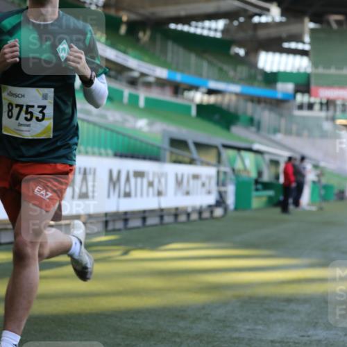 06.10.2024 - 19. swb-Marathon Bremen Yannick Fuchs http://msf.ph/oto/7376855 06.10.2024 10:18:15 Laufen im Stadion 8371, 8513, 8647, 8753, 8780, 8846, 9063 meine-sportfotos.de
