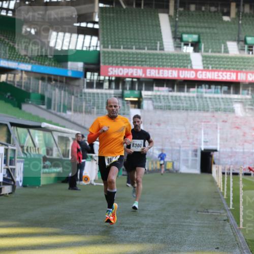 06.10.2024 - 19. swb-Marathon Bremen Yannick Fuchs http://msf.ph/oto/7376882 06.10.2024 10:18:21 Laufen im Stadion 8300, 8371, 8513, 8647, 8753, 8780, 8846, 9063 meine-sportfotos.de