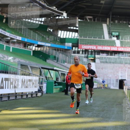 06.10.2024 - 19. swb-Marathon Bremen Yannick Fuchs http://msf.ph/oto/7376912 06.10.2024 10:18:21 Laufen im Stadion 8300, 8371, 8513, 8647, 8753, 8780, 8846, 9063 meine-sportfotos.de