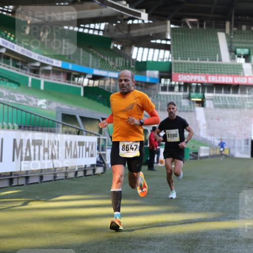 06.10.2024 - 19. swb-Marathon Bremen Yannick Fuchs http://msf.ph/oto/7376925 06.10.2024 10:18:22 Laufen im Stadion 8300, 8371, 8513, 8647, 8753, 8780, 8846, 9063 meine-sportfotos.de
